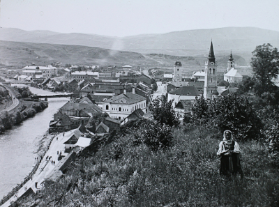 Synagóga Brezno vlavo panoráma mesta 1907
